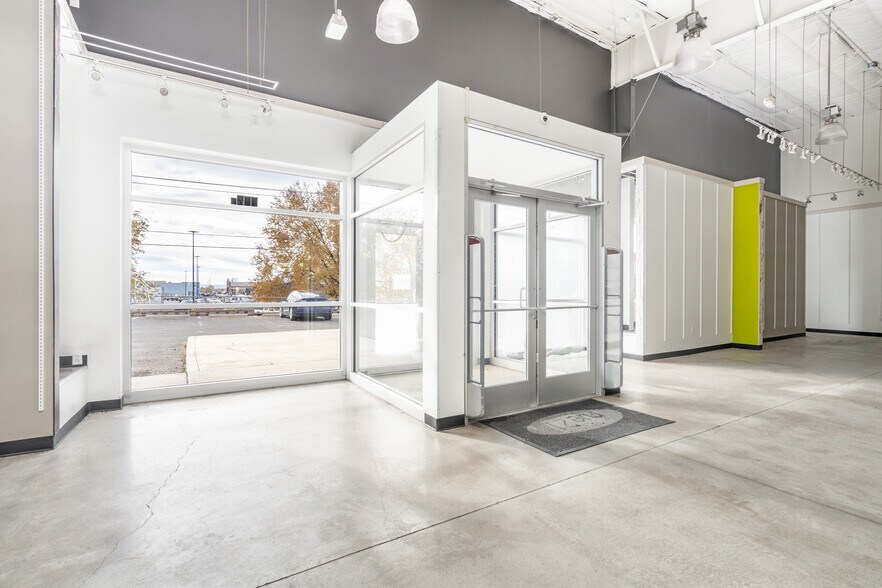 More Photos Of 402 Carr Ln, Espanola Freestanding For Lease