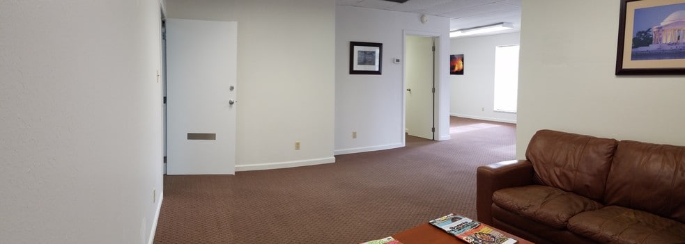 More Photos Of 515 Woodcrest Dr, Bloomington Medical For Lease