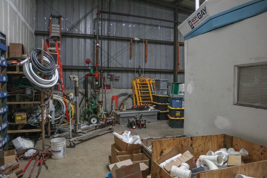 More Photos Of 572-2 Appleyard Dr, Tallahassee Warehouse For Lease