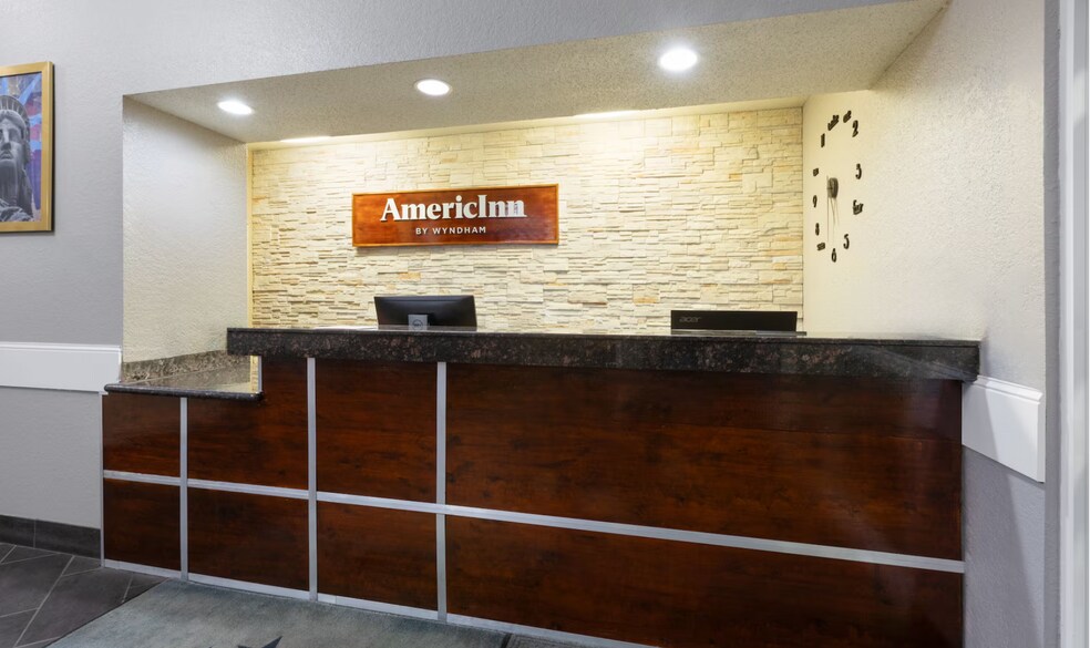 More Photos Of 2210 West St S, Grinnell Hotel For Sale