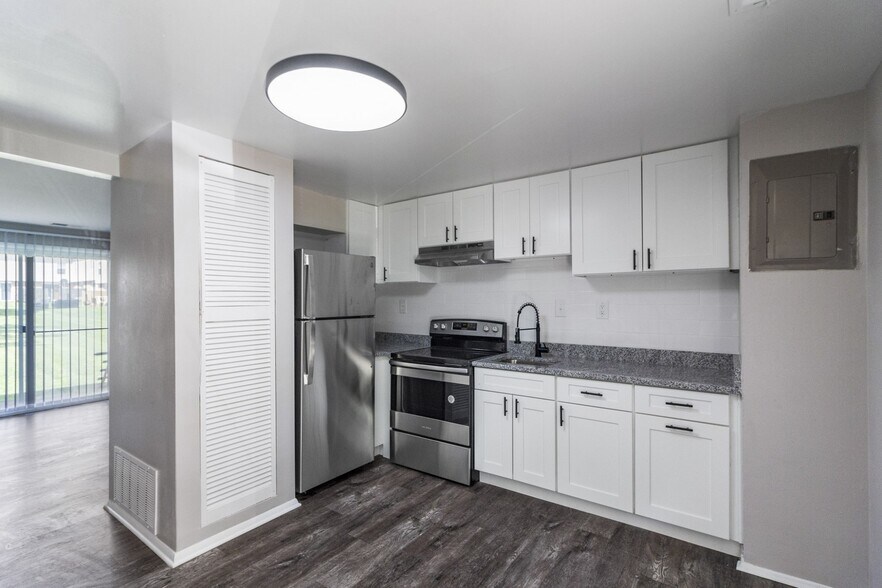 More Photos Of 41 Stemmers Run Rd, Essex Apartments For Sale