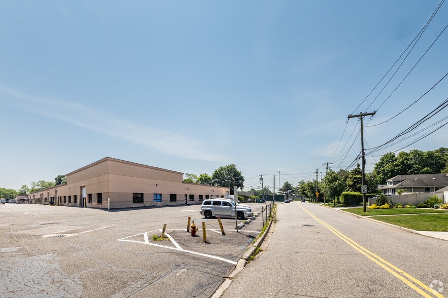 More Photos Of 41-75 Heisser Ct, Farmingdale Warehouse For Lease