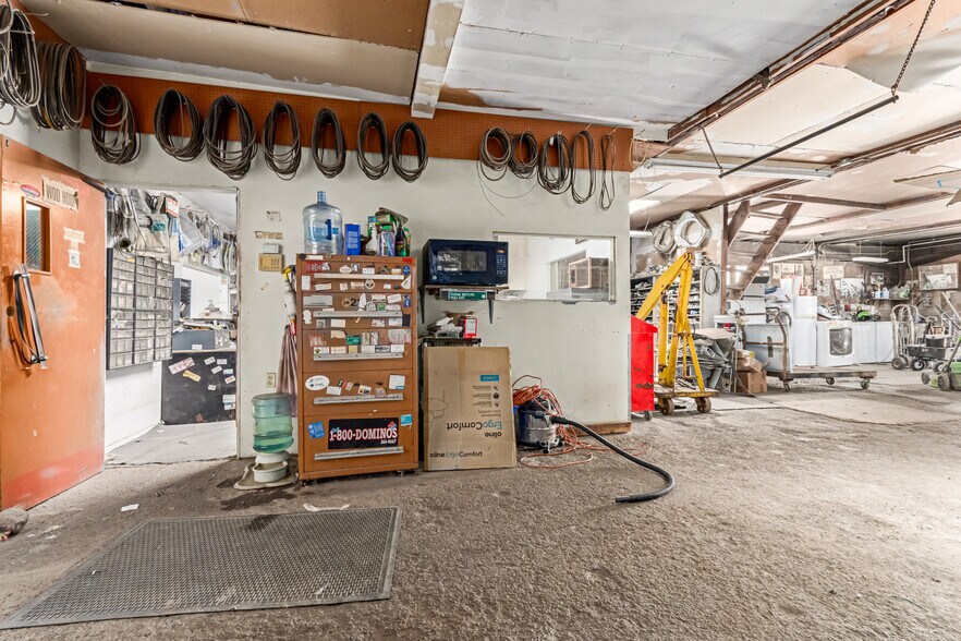 More Photos Of 5850 W Market St, Glendale Service For Sale