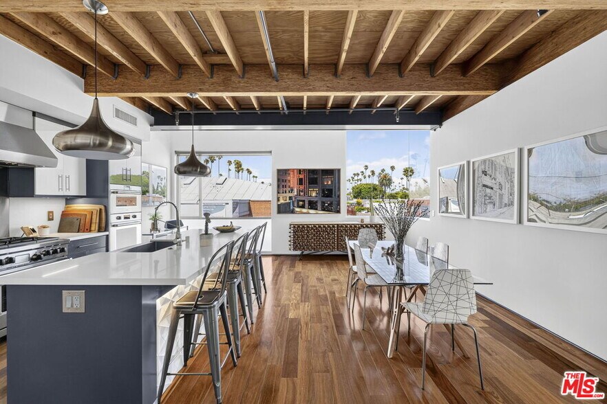 More Photos Of 2120 Narcissus Ct, Venice Office For Sale