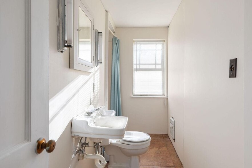 More Photos Of 1405 S Business Highway 65, Hollister Office Residential For Sale