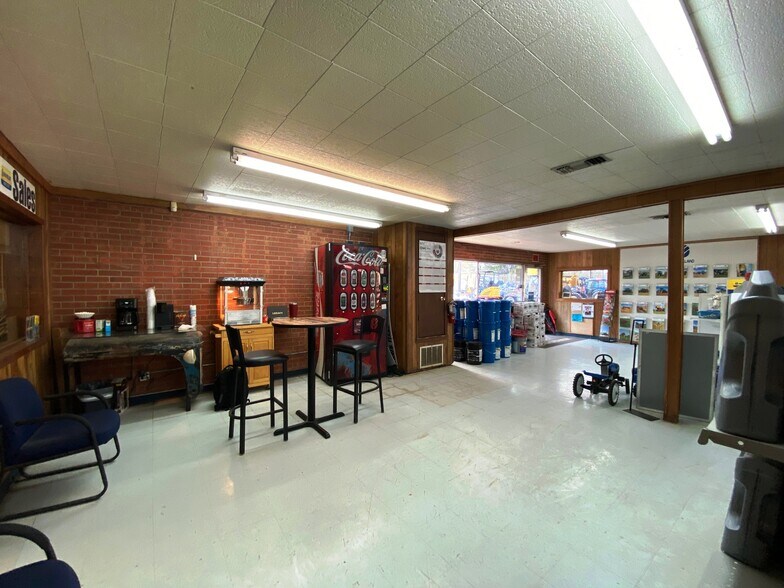 More Photos Of 425 E Front St, De Kalb Auto Dealership For Sale