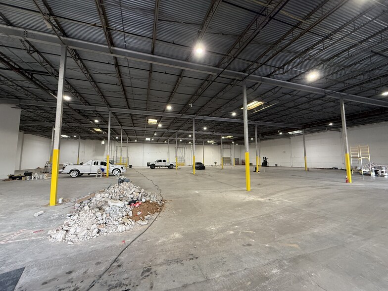 More Photos Of 935 Avenue R, Grand Prairie Distribution For Lease