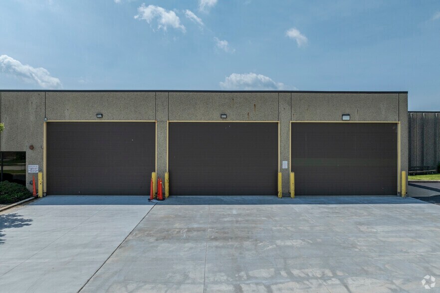 More Photos Of 933 E Remington Rd, Schaumburg Warehouse For Lease