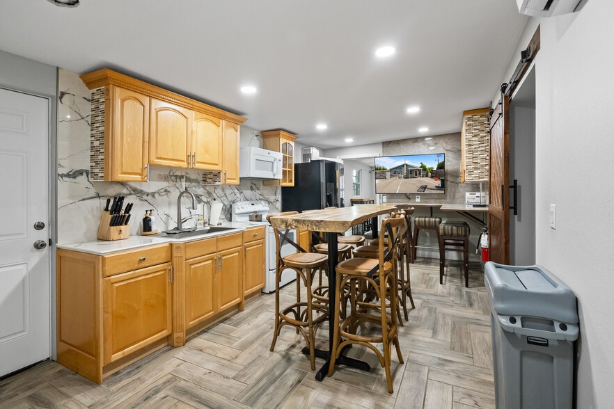 More Photos Of 5424 Edgewater Dr, Orlando Flex For Lease