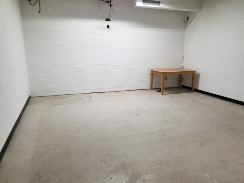 More Photos Of 751-763 Hungerford Dr, Rockville General Retail For Lease