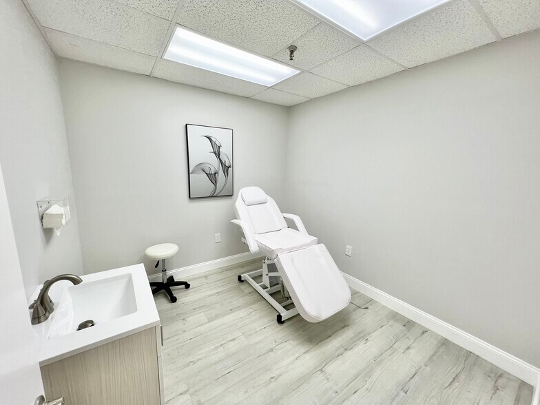 More Photos Of 2650 Bahia Vista St, Sarasota Medical For Sale