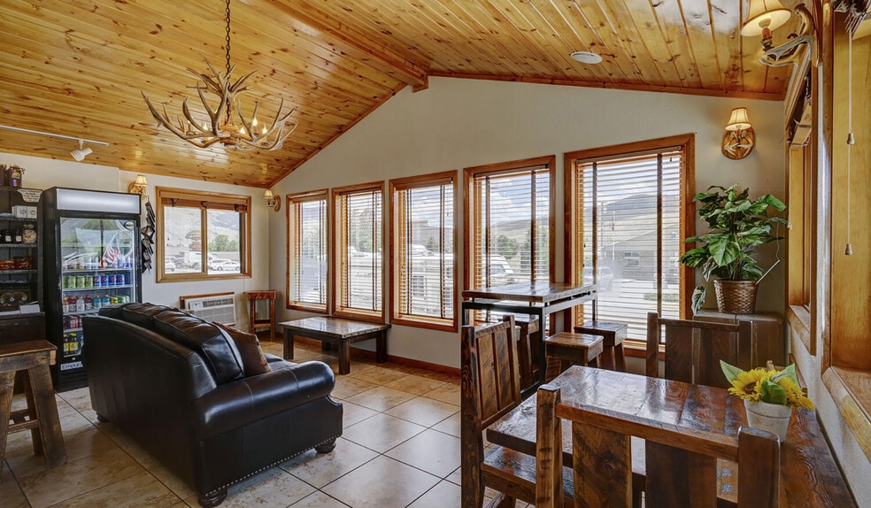 More Photos Of 702 Scott St, Gardiner Hotel For Sale