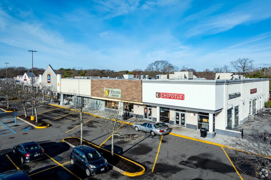 More Photos Of 367-425 N Service Rd, Patchogue Storefront For Lease