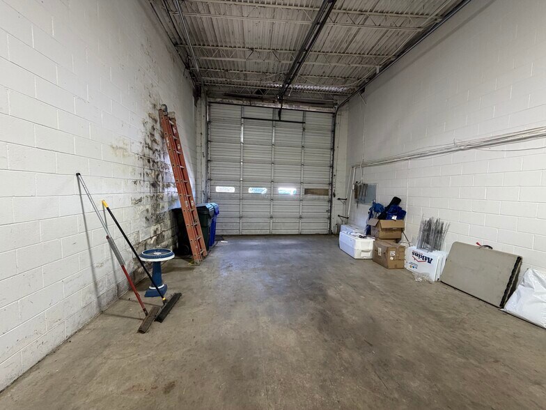 More Photos Of 819 Porter Pl, Lexington Warehouse For Lease