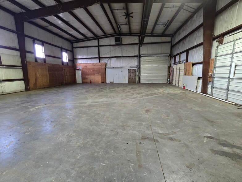 More Photos Of 14 Park Dr, Franklin Warehouse For Lease