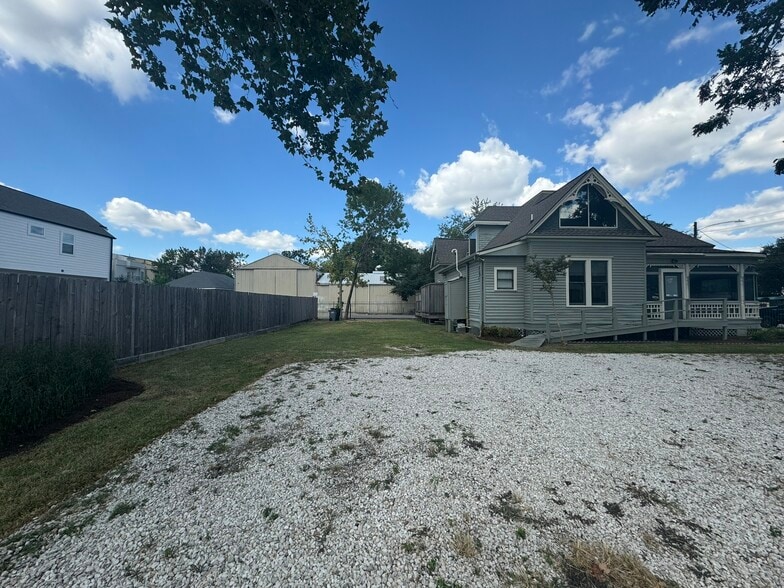 More Photos Of 1119 Roy St, Houston General Retail For Lease