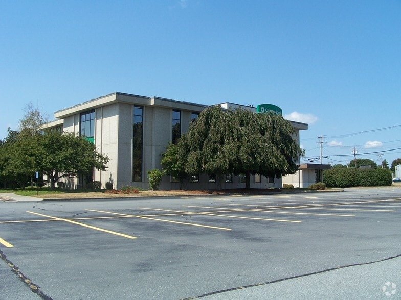 Primary Photo Of 4 Plaza Way, Fairhaven Bank For Lease