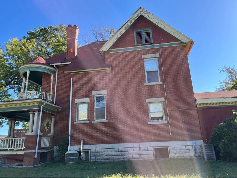 More Photos Of 419 W Locust St, Independence Specialty For Sale