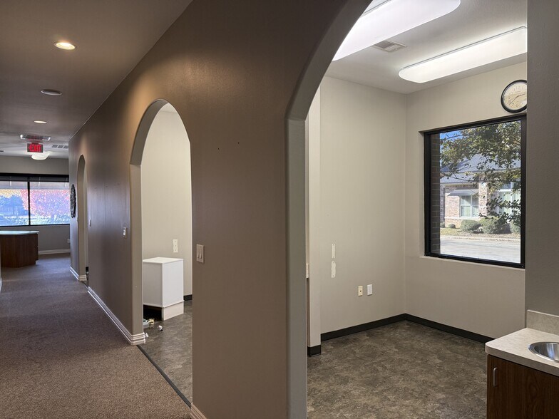 More Photos Of 1716 Chadwick Ct, Hurst Medical For Sale