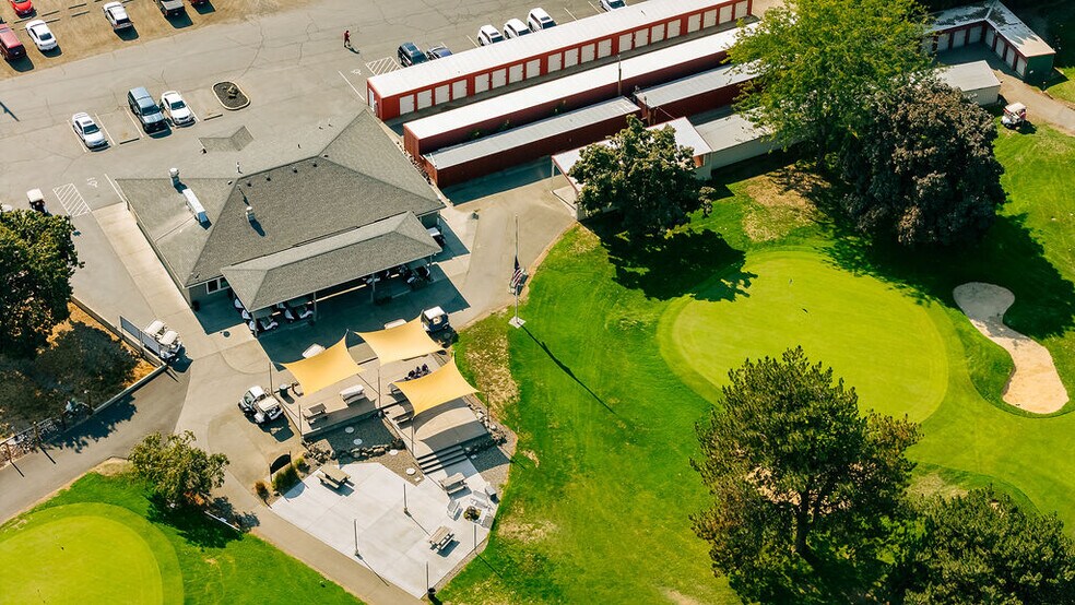 More Photos Of 31 Ray Rd, Sunnyside Sports And Entertainment For Sale