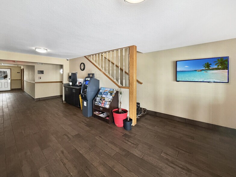 More Photos Of 5020 NE 14th St, Des Moines Hotel For Sale