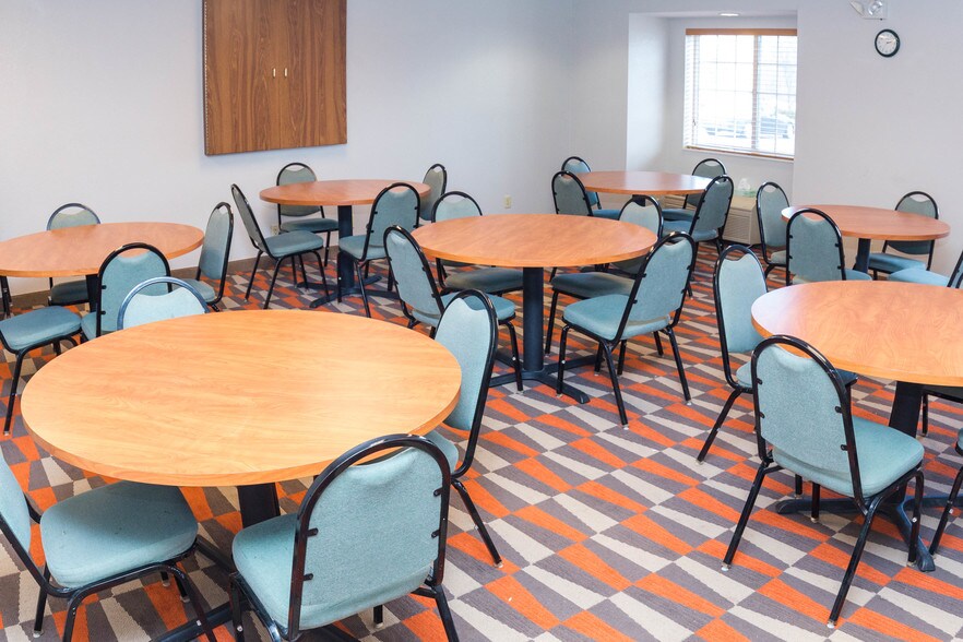 More Photos Of 424 20th S St, New Ulm Hotel For Sale