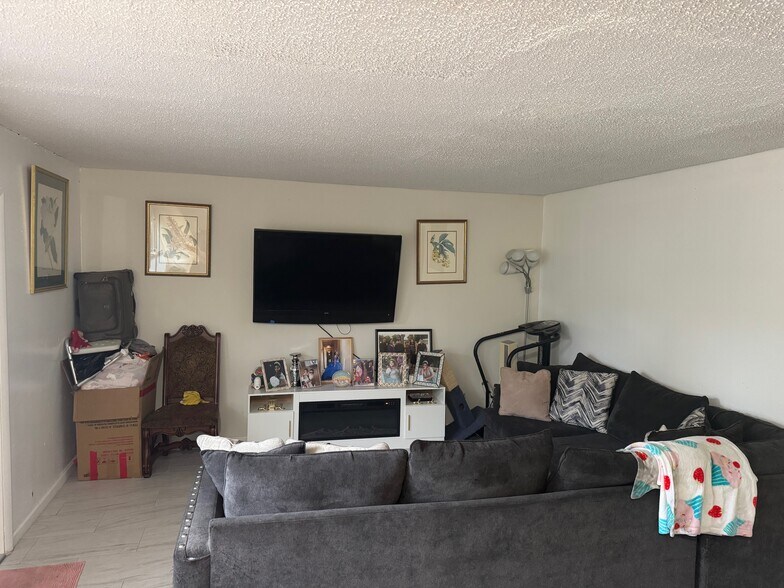 More Photos Of 821 S H St, Lake Worth Apartments For Sale