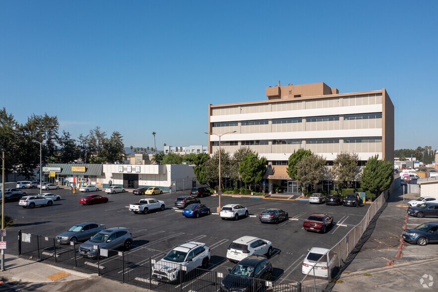 More Photos Of 6851 Lennox Ave, Van Nuys Office For Lease