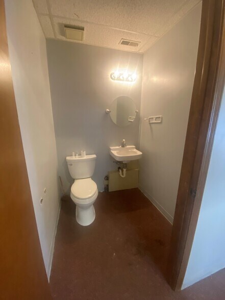 More Photos Of 1650 S Meridian Ave, Wichita Office For Lease