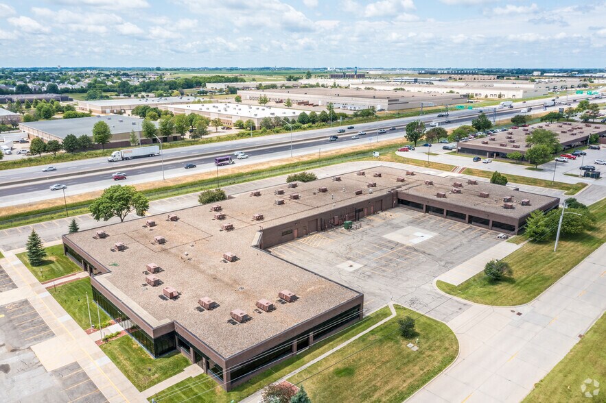 More Photos Of 4102 114th St, Urbandale Flex For Lease