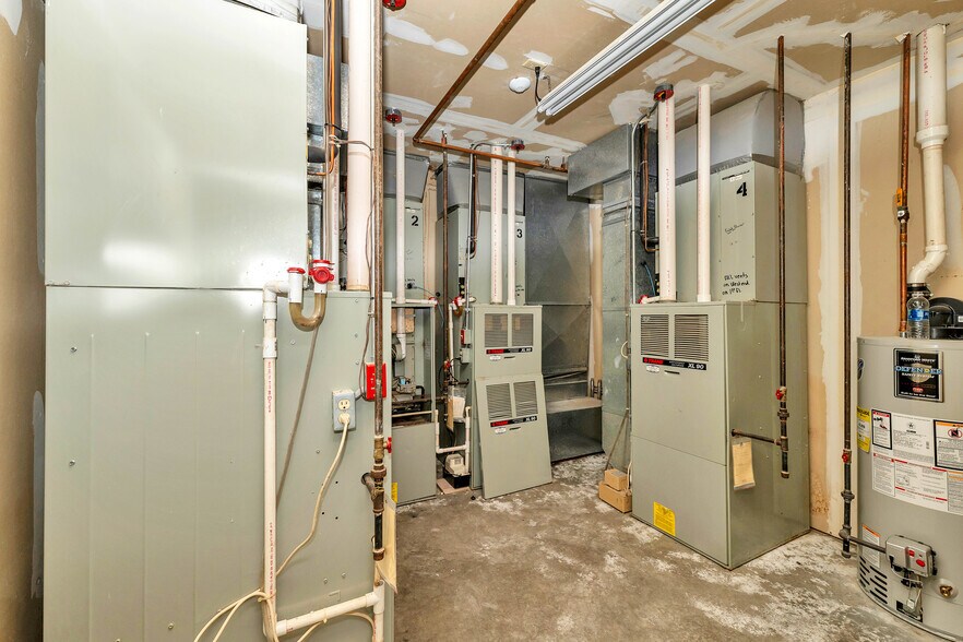 More Photos Of 5 Buttrick Rd, Londonderry Office For Lease