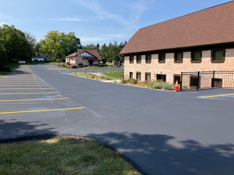 More Photos Of 1305 Chestnut St, West Bend Medical For Lease