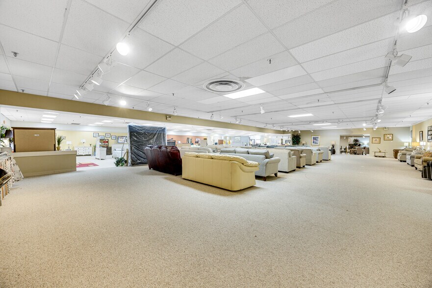 More Photos Of 345 S Academy Blvd, Colorado Springs Freestanding For Sale