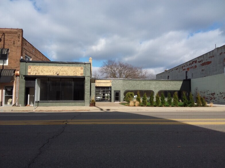 Primary Photo Of 804 W Main St, Owosso General Retail For Lease