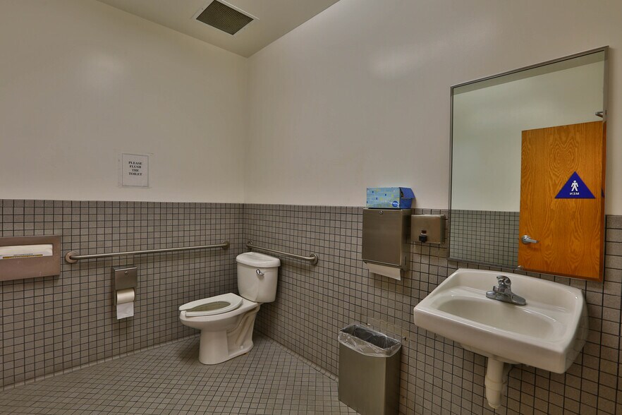 More Photos Of 118-122 Charcot Ave, San Jose Flex For Lease