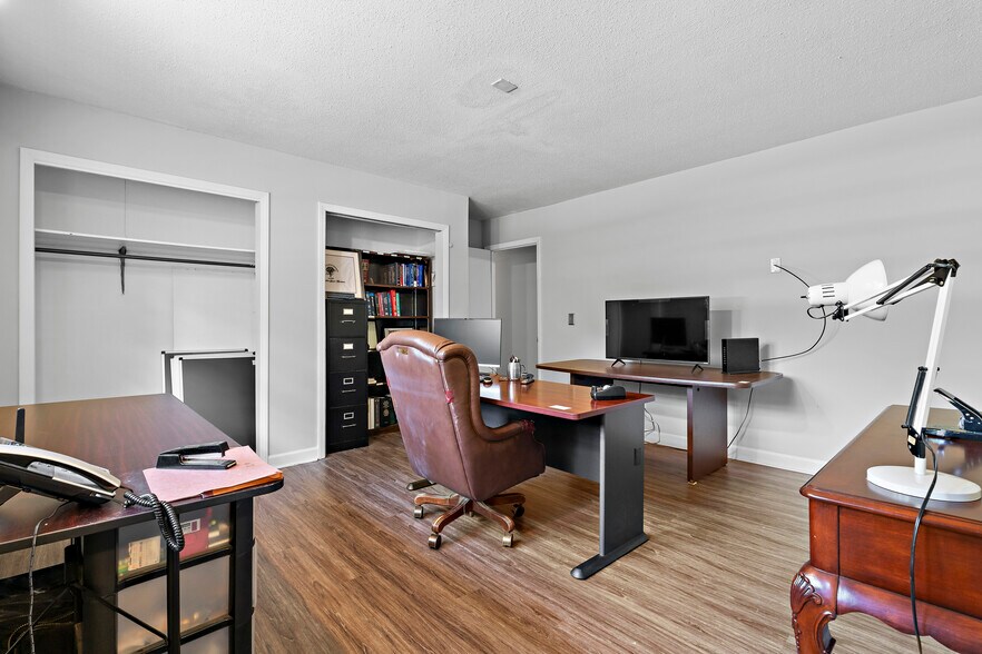 More Photos Of 104 Round Knob Rd, Lexington Office For Sale