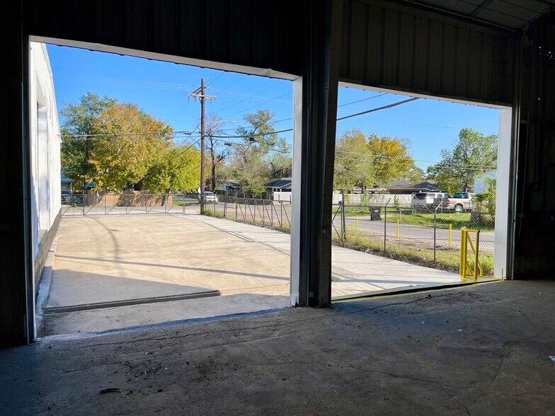 More Photos Of 14236 Gainesville St, Houston Warehouse For Lease