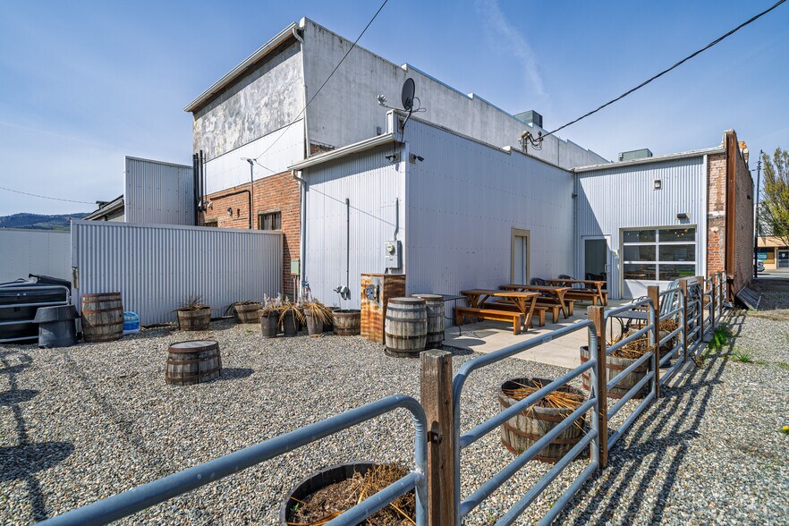 More Photos Of 1307 Main St, Oroville Bar For Sale