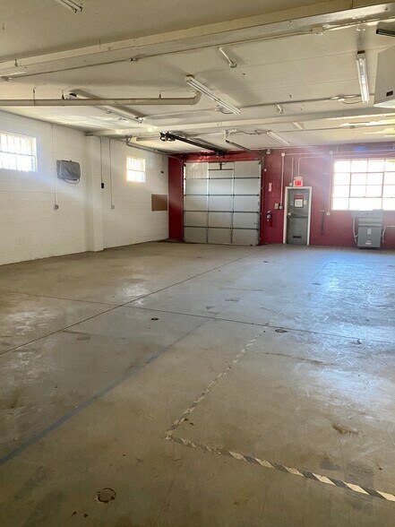 More Photos Of 31 DiCarolis Ct, Hackensack Warehouse For Lease