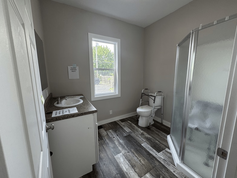 More Photos Of 1422 E Center St, Warsaw Freestanding For Sale