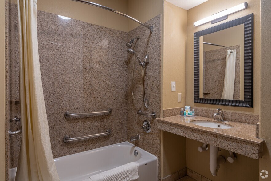 More Photos Of 9120 Airport Blvd, Houston Hotel For Sale