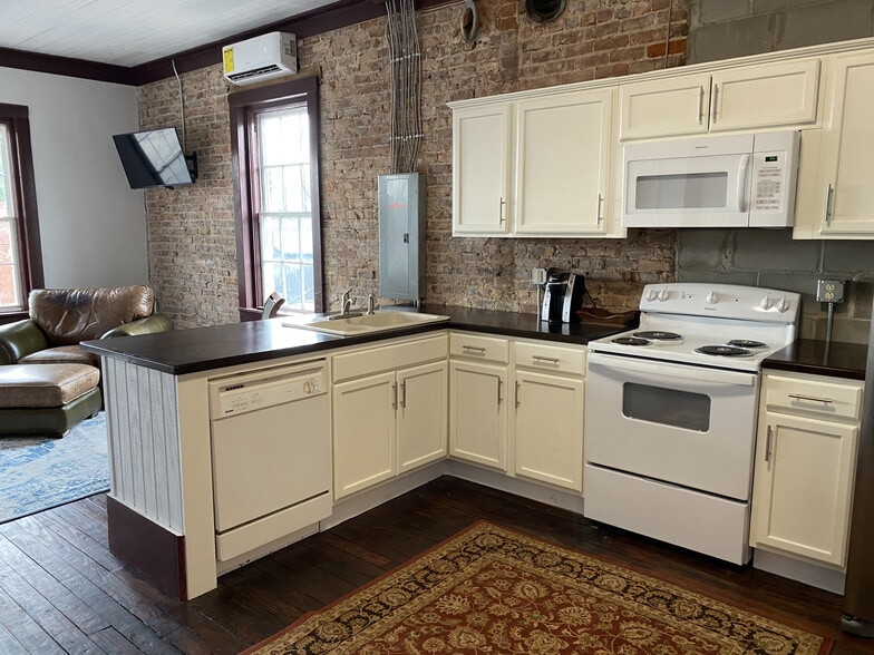 More Photos Of 36 Church St N, Jeffersonville Light Manufacturing For Sale