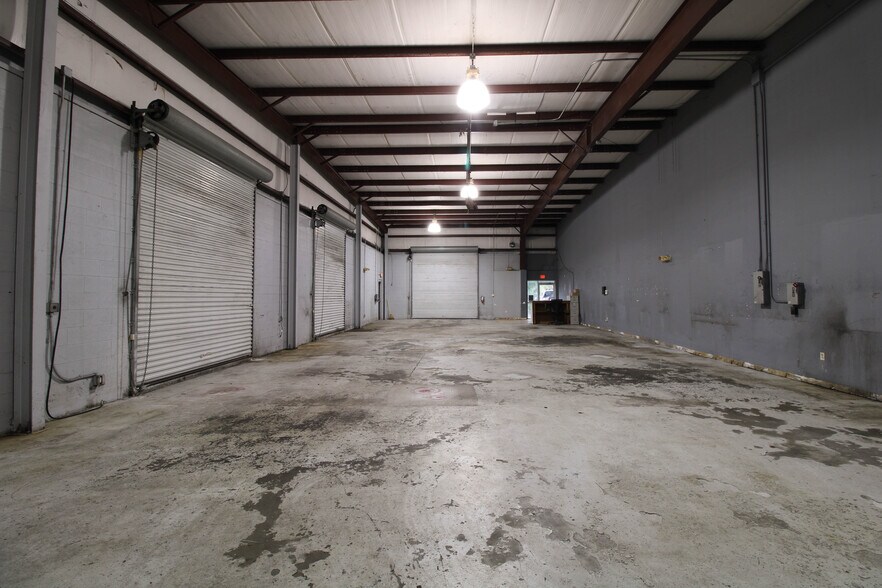 More Photos Of 2350 Us-17-92, Longwood Showroom For Lease