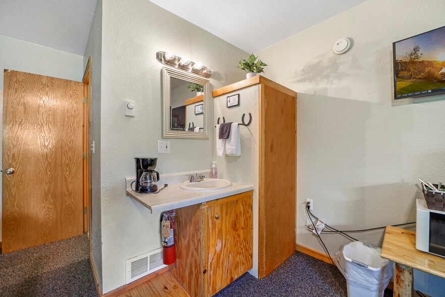 More Photos Of 418 W Spruce St, Mackay Hotel For Sale