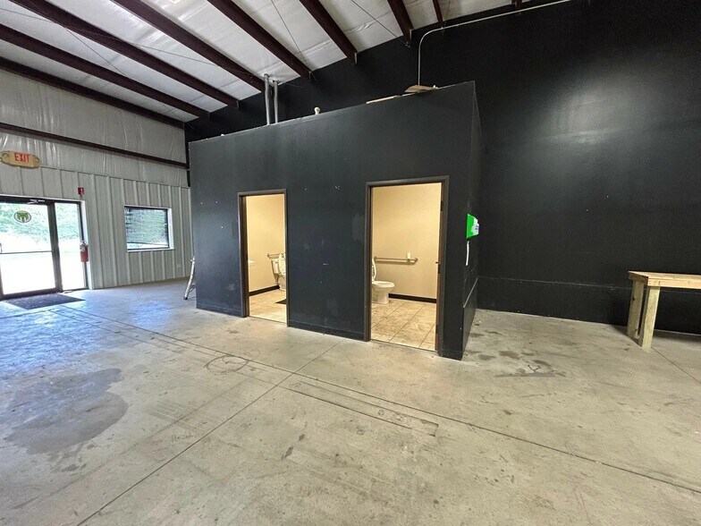 More Photos Of 10549 NW 10th St, Oklahoma City Industrial For Lease