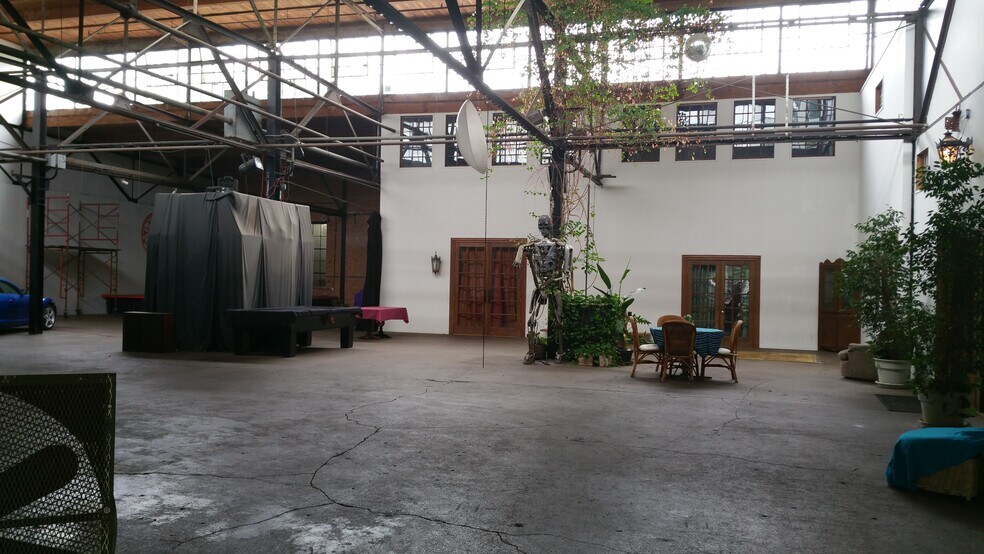 More Photos Of 825 S Trunk Ave, Dallas Light Manufacturing For Sale