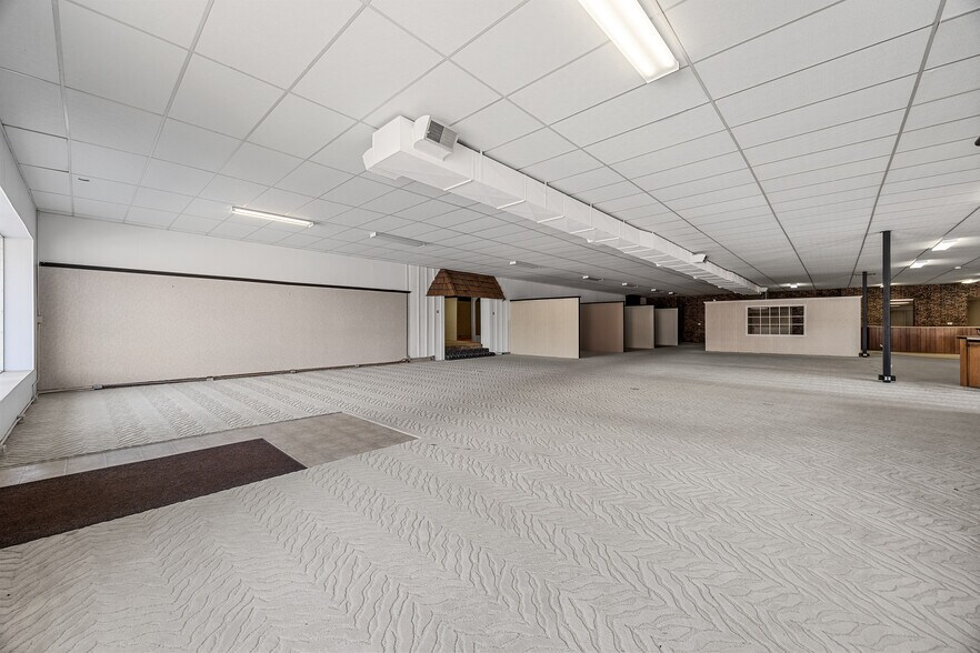 More Photos Of 121 W 5th St, Tipton Showroom For Sale