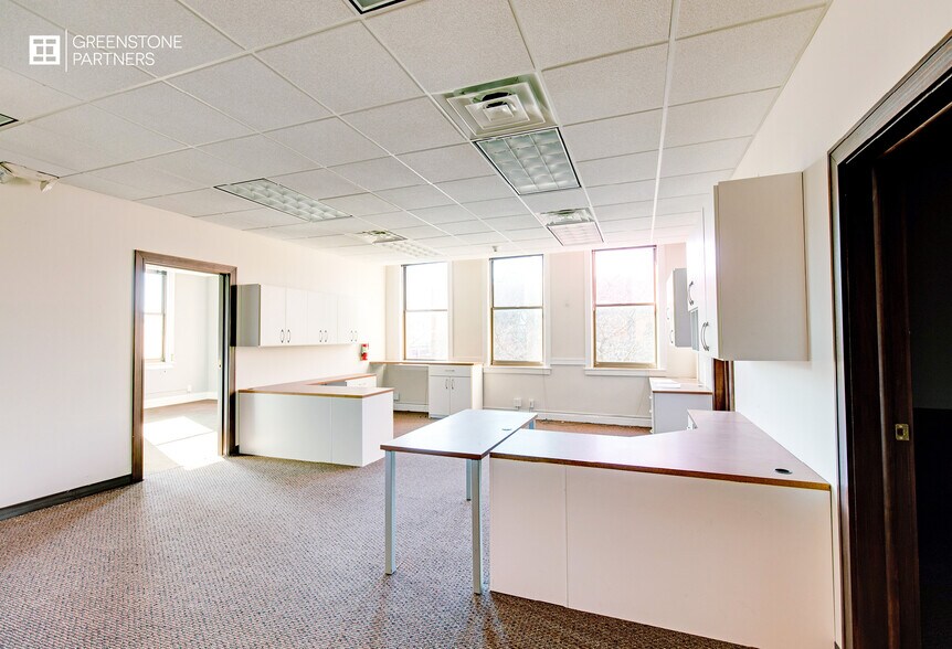 More Photos Of 104 N Oak Park Ave, Oak Park Office For Sale