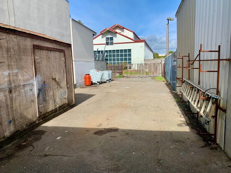 More Photos Of 890 Vallejo Ave, Novato Service For Lease