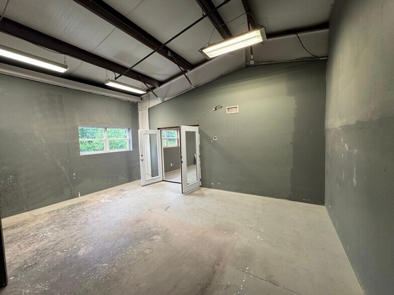 More Photos Of 4922 Port Royal Rd, Spring Hill Showroom For Lease